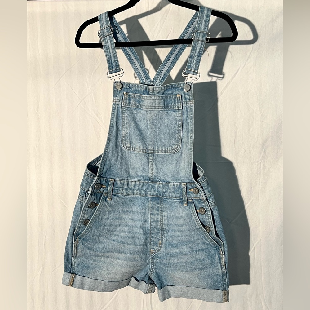 Urban Outfitters light wash short overalls.  Size 26